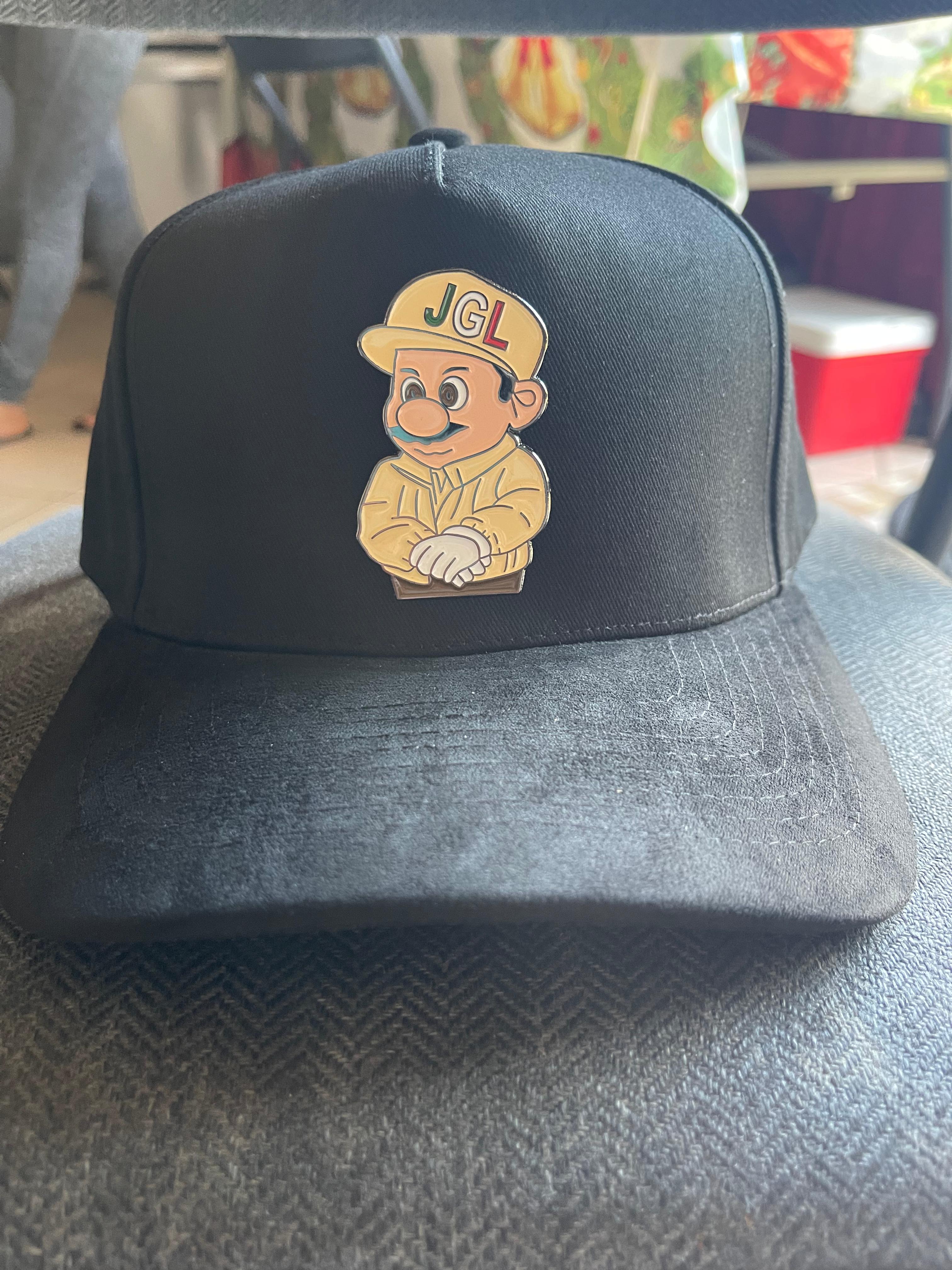 Gorra San Judas Tadeo con Pin Metálico Dorado - Trucker Gamuza Premium