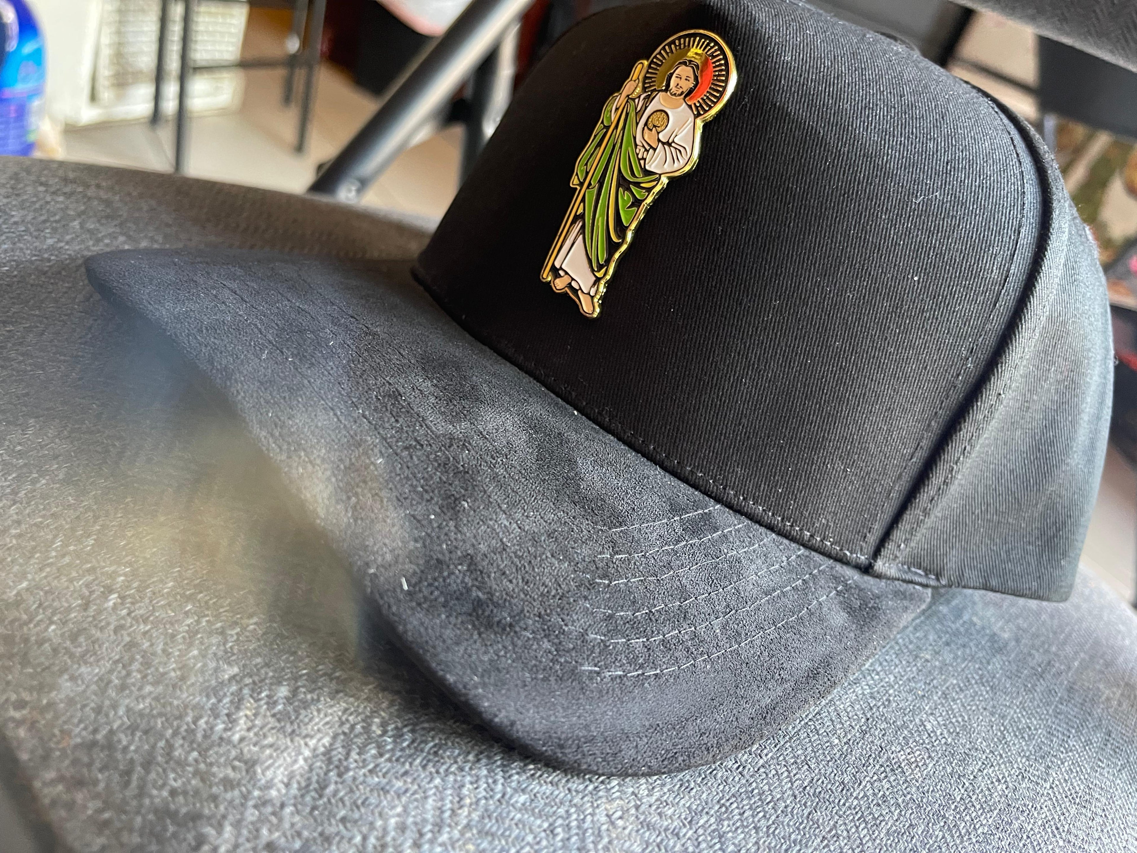 Gorra San Judas Tadeo con Pin Metálico Dorado - Trucker Gamuza Premium