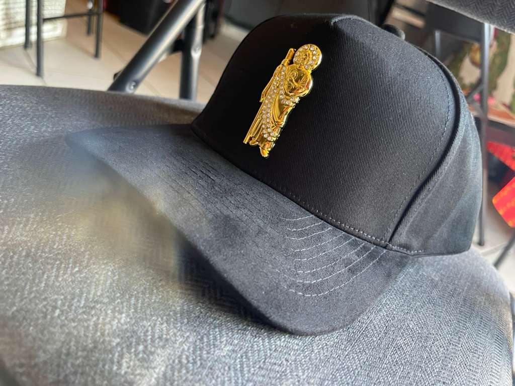 Gorra San Judas Tadeo con Pin Metálico Dorado - Trucker Gamuza Premium