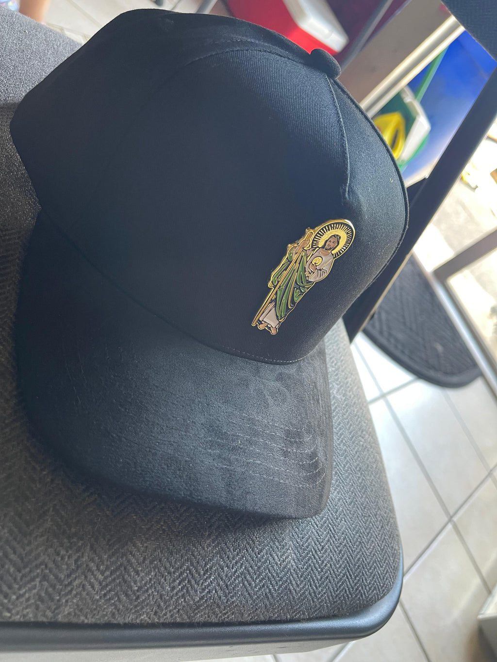 Gorra San Judas Premium con Pin Metálico | Visera Gamuza | Oaxaca Caps™